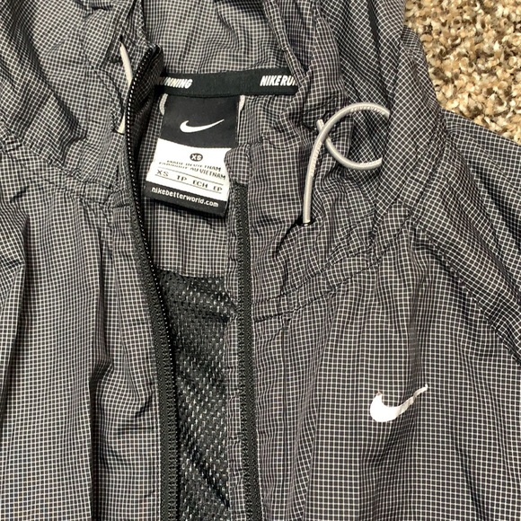 Woman’s nike windbreaker - Picture 3 of 6